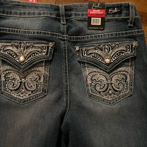 Brand new boot cut ladies jeans. Brand is Earl.
